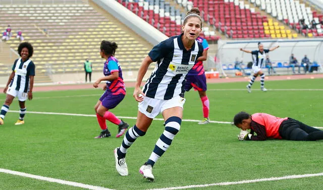 Adriana Lúcar en su debut oficial con Alianza Lima marcó un triplete ante Killas FC. Foto: Liga de Fútbol Profesional LFP