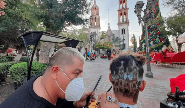 El barbero se colocó al frente de la parroquia, lugar que optó por recrearla sobre la cabellera de un joven. Foto: captura de Facebook