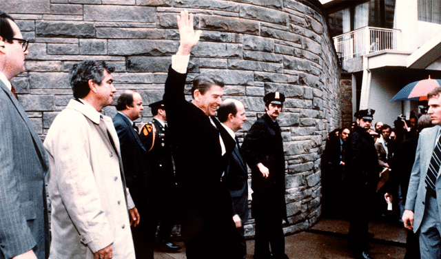 Ronald Reagan sale del hotel momentos antes de recibir un disparo. Foto: AFP