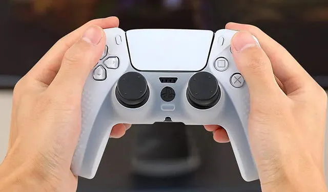 Funda para mando de PlayStation 5 Benazcap. Foto: Topes de Gama Funda para mando de PlayStation 5 Benazcap. Foto: Topes de Gama