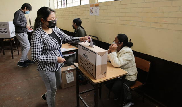 Ciudadanos acuden a sus centros de votación/Fotos: John Reyes