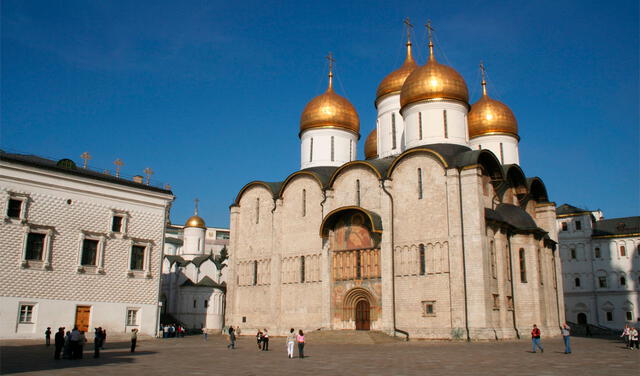 La Catedral de la Asunción destaca por sus cúpulas doradas. Foto: Lonely Planet
