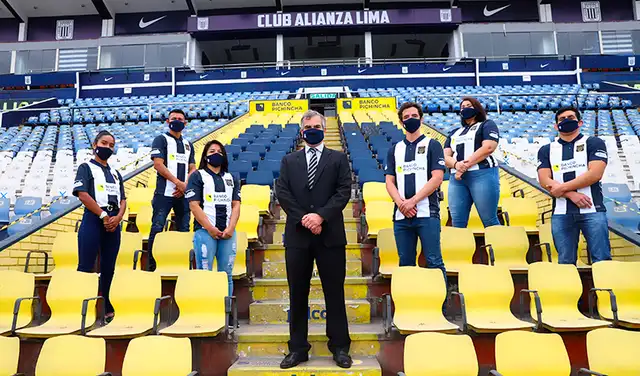 Miguel Pons posa con los Embajadores. Foto: Alianza Lima Miguel Pons posa con los Embajadores. Foto: Alianza Lima