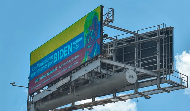 Panel electrónico en la ciudad de Miami que proyecta propaganda a favor de Joe Biden. Foto: Twitter