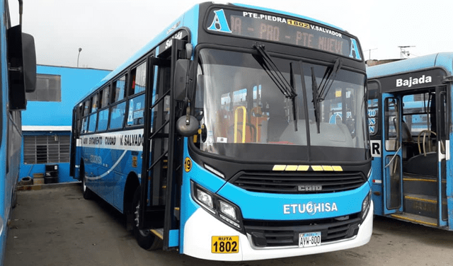 Los buses Los Chinos conectan los distritos de Villa El Salvador y Puente Piedra