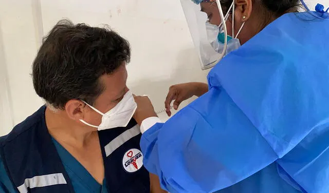 Médicos vacunados en el hospital Loayza. Foto: Hospital Arzobispo Loayza / Twitter