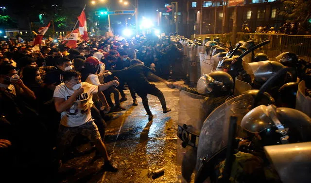 En Lima las noches fueron de protestas masivas hasta que Merino renunció. Foto: AFP