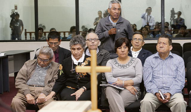 Condenados.  Guzmán (primero de izquierda) cuando lo sentenciaron por la masacre de Tarata. Foto: difusión
