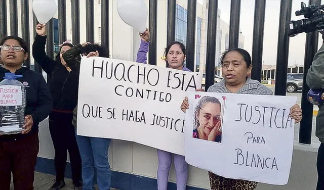 Reacción. Varias mujeres protestaron frente al PJ de Huacho. Foto: difusión