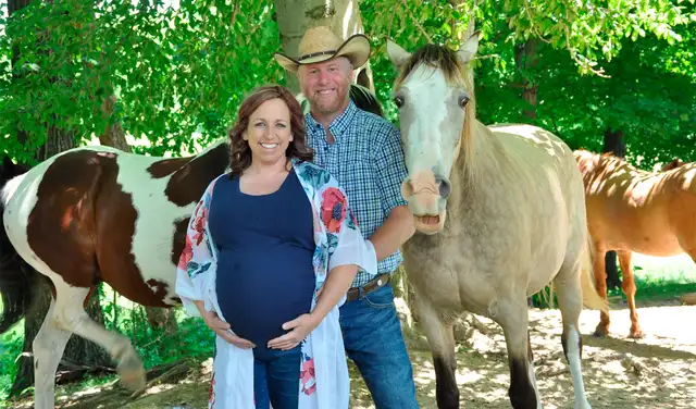 Pareja realizaba sesión de fotos por maternidad, pero caballo les ‘roba el espectáculo’ Pareja realizaba sesión de fotos por maternidad, pero caballo les ‘roba el espectáculo’