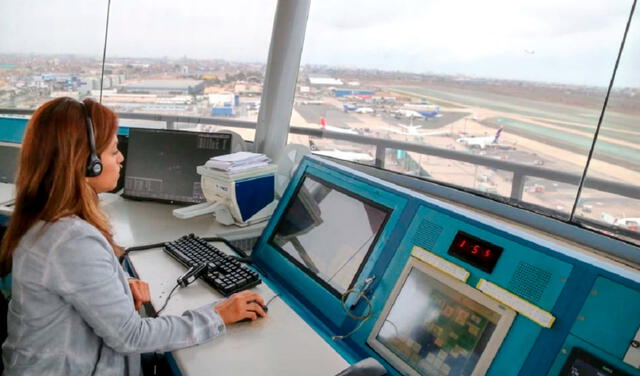 El tiempo promedio de formación de un controlador de tránsito aéreo es de un año y medio. Foto: Andina