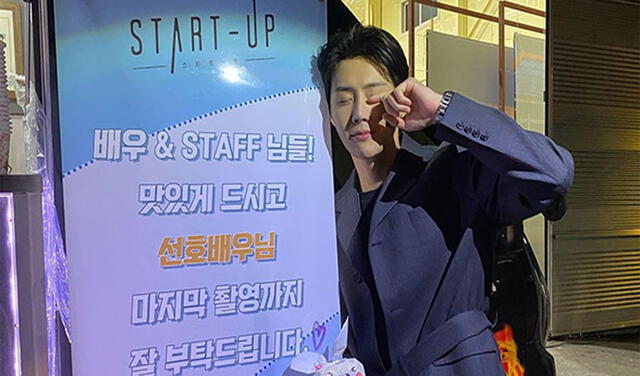 Actor Kim Seon Ho  junto al banner que le regalaron en pleno rodaje de Start up. Foto: Instagram
