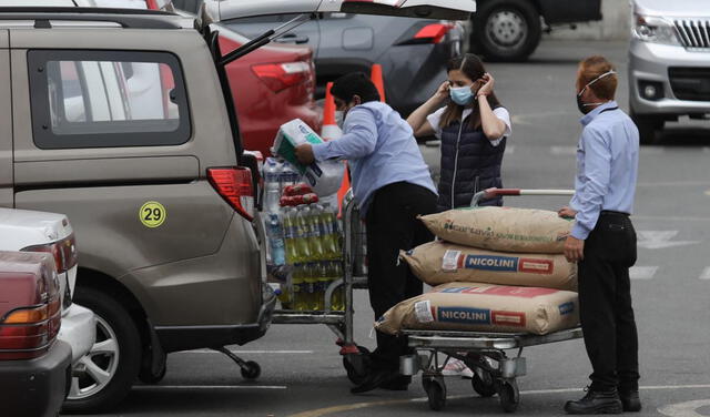 Ciudadanos realizan compras ante anuncio de la cuarentena desde el 31 de enero. Foto: Jorge Cerdan / La República