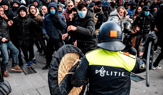 Al menos 55 personas fueron detenidas en la ciudad de Eindhoven durante una manifestación contra las restricciones impuestas por el coronavirus. Foto: EFE