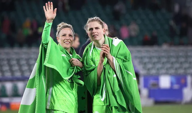 Las jugadoras de Wolfsburgo celebrando el pase a semifinales tras deshacerse del Arsenal. Foto: AFP