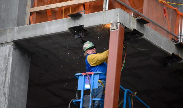 Industrias como la construcción suelen requerir puestos de soldador. Foto: AFP