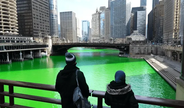 En el Día de San Patricio, se tiñe de color verde el río principal de la ciudad de Chicago. Foto: AFP
