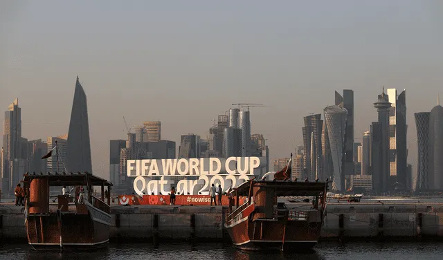 El horizonte de West Bay detrás del letrero de la Copa Mundial de la FIFA en Doha antes del inicio del torneo