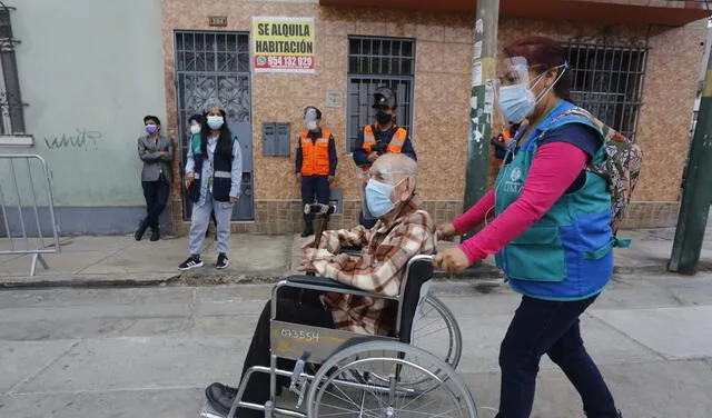 Adultos mayores de 80 años inician su vacunación en 28 distritos de Lima y Callao. Foto: Carlos Félix Contreras / La República
