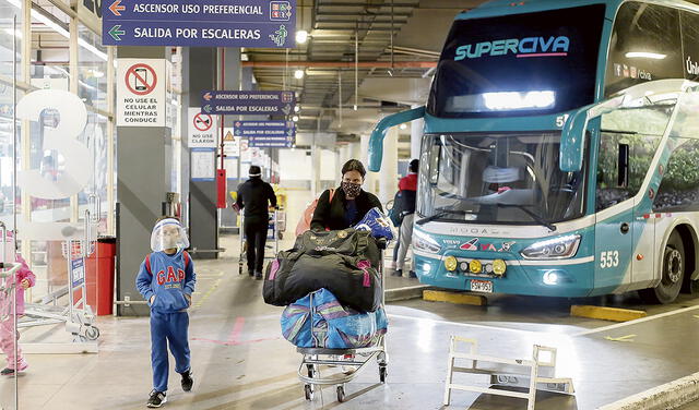 Desde hoy. Viajeros de más de 45 años deben estar vacunados. Foto: Antonio Melgarejo/La República