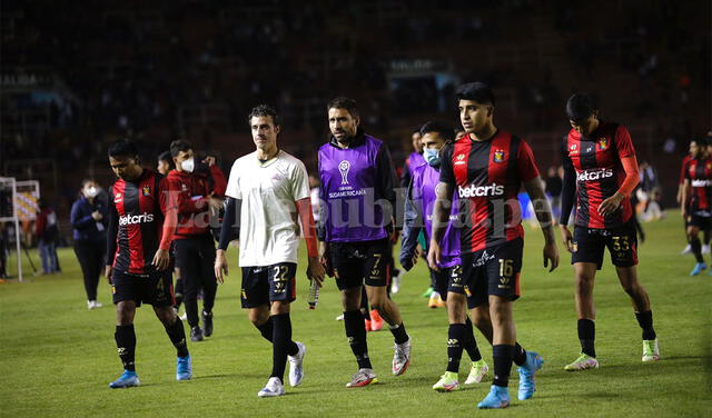 Los jugadores de Melgar se retiran de la cancha con la molestia del empate. Foto: Rodrigo Talavera/La República