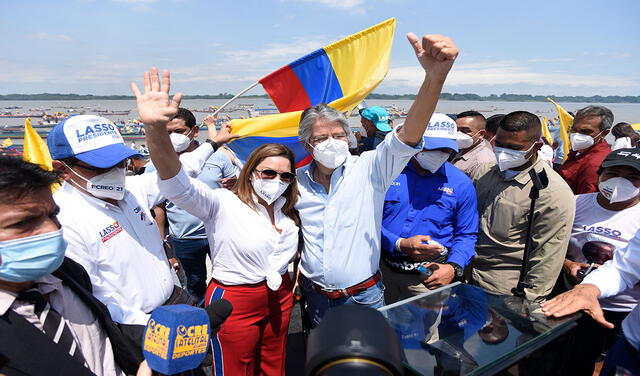 Lasso (c) cerró su campaña electoral en el malecón 2000 con un llamado a la unidad nacional para superar la crisis en Ecuador. Foto: EFE