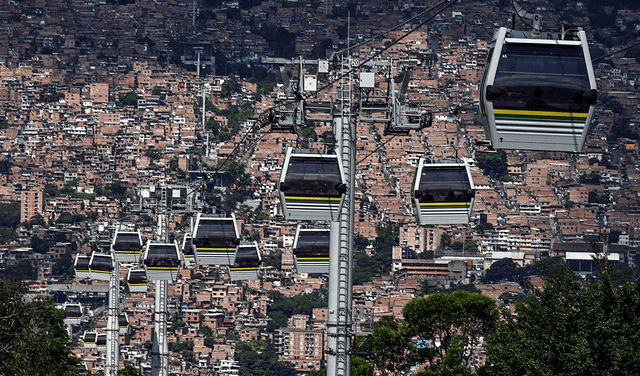 El Sistema de transporte colombiano cuenta con 76 estaciones: 27 de trenes, 11 de cables, 9 de tranvía y 28 de buses de tránsito rápido. Foto: AFP