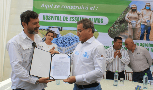 Representante de Pro Olmos entrega documento de donación de terreno al presidente de EsSalud. Foto: Pro Olmos.