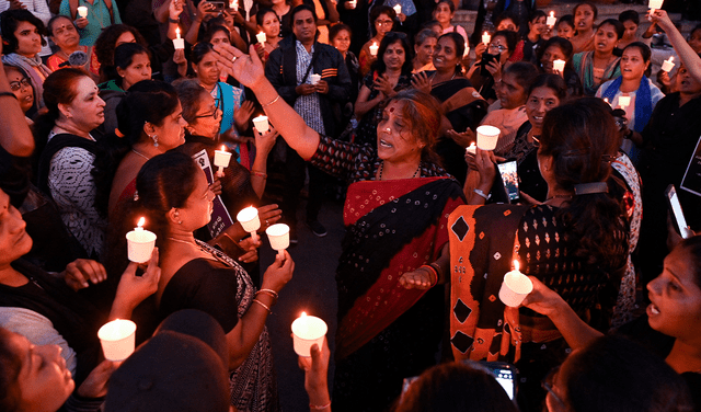 Activistas encienden velas durante una manifestación de organizaciones pro derechos de las mujeres con motivo del Día Internacional de la Eliminación de la Violencia contra la Mujer, en Bangalore, India