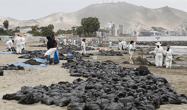 Ancón. Obreros y estudiantes voluntarios se encargan de retirar el petróleo en las playas. Foto: Félix Contreras/La República