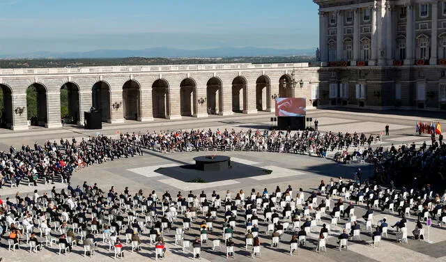 Este acto institucional se celebra un año después del primer homenaje realizado a los fallecidos por la potente primera ola de la pandemia, que golpeó a España con mucha dureza. Foto: EFE