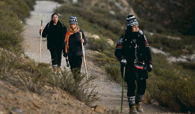 Caminata. Decenas de fieles decidieron llegar caminando a Chapi. La mayoría partió desde Siete Toldos, vía que fue señalizada en algunos tramos. Foto: Rodrigo Talavera