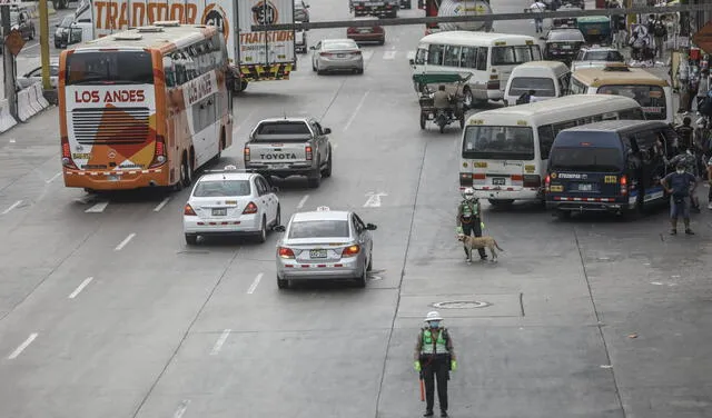 PNP se encarga de reducir las aglomeraciones de las personas. Foto: Aldair Mejía / La República PNP se encarga de reducir las aglomeraciones de las personas. Foto: Aldair Mejía / La República