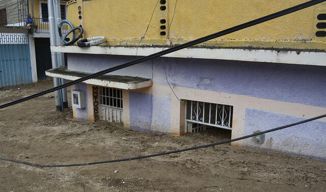 Vista de algunas casas cubiertas de barro tras un deslizamiento de tierra provocado por fuertes lluvias en la comunidad de El Corozo,