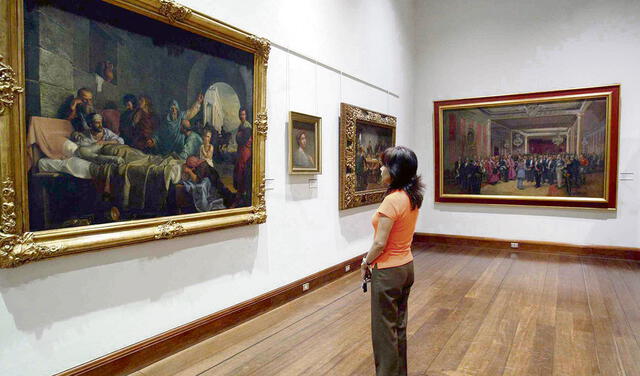 Pinturas. Una visitante en la pinacoteca del MUCEN. Foto: difusión