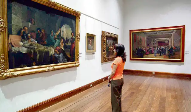 Pinturas. Una visitante en la pinacoteca del MUCEN. Foto: difusión