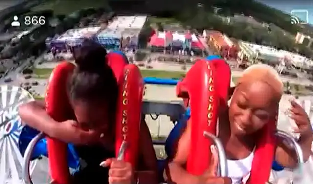 La presión del aire generó que la peluca salga volando causando la risa de la joven y su acompañante. Foto: capturan de Facebook