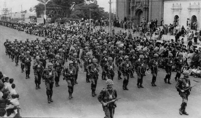Desfile militar en la avenida Brasil en el siglo XX. Foto: Andina.
