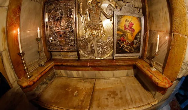 Interior del Edículo, donde se encuentra la tumba donde, según la tradición, fue sepultado Jesús. Foto: AFP