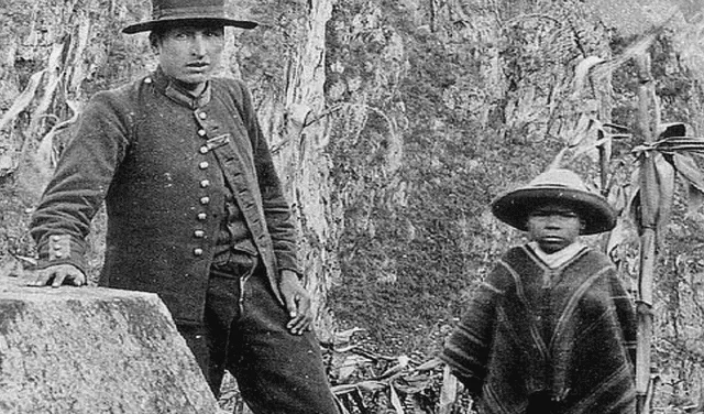 Pablito Richarte junto al Sargento Carrasco, quien acompañó al menor y a Hiram Bingham en la expedición hacia Machu Picchu.