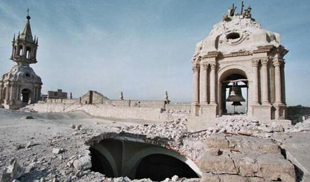 Sismo hizo caer una de la torres de la catedral de Arequipa.