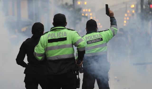 Policía lanza disparos al aire. Foto: Jorge Cerdán / La República