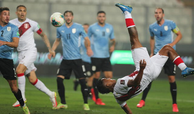 Renato Tapia abrió el marcador en el Perú vs. Uruguay. Foto: AFP