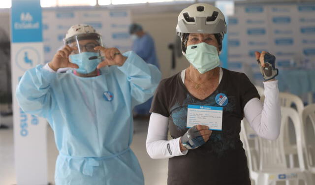 Doña Alicia tras recibir la primera dosis de su vacuna contra la COVID-19. Foto: EsSalud