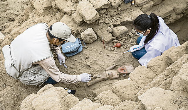 Arqueólogos. En los momentos en que extraen el hallazgo. Foto: difusión