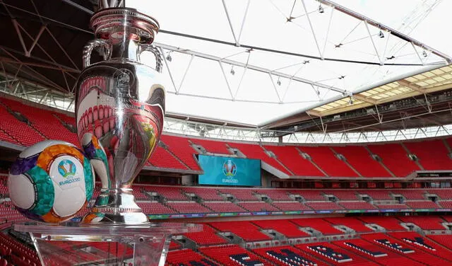 El trofeo y balón de la Euro posa en el estadio de Wembley, donde se disputará la semifinales y final del torneo. Foto: UEFAcom_es