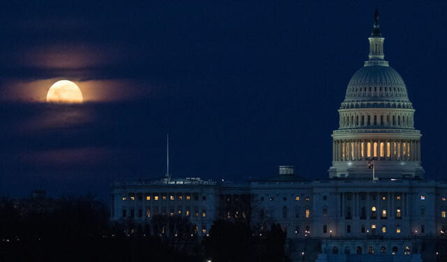 Luna llena captada detrás del Capitolio de los Estados Unidos, el 9 de marzo de 2020. Foto: NASA / Joel Kowsky