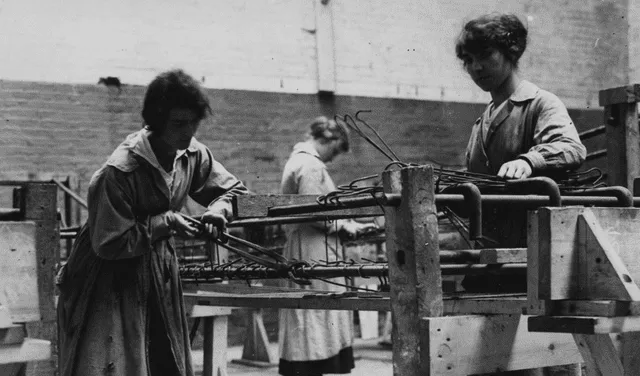 En la Segunda Guerra Mundial, un mayor número de mujeres ingresó a trabajar en la fábricas, por lo apareció ropa de mujer con bolsillos funcionales