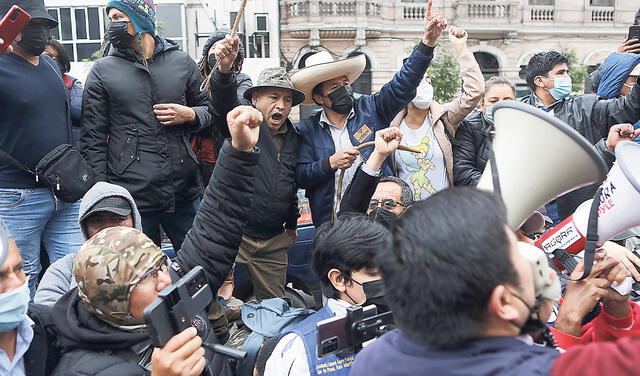 Portátil. Castillo agradeció la compañía de simpatizantes que lo siguieron a la Fiscalía. Foto: Marco Cotrina/La República