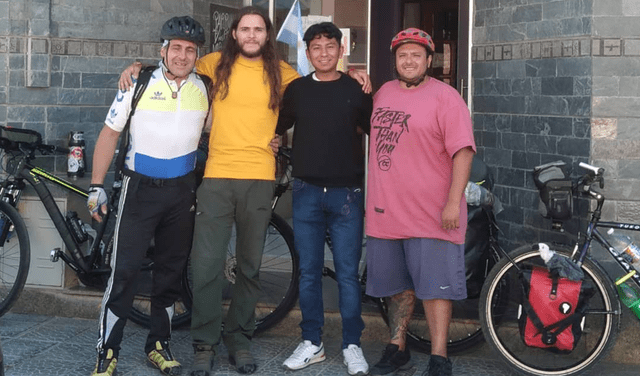 Germán Neculman junto a su bicicleta de aventura. Foto: Germán Neculman